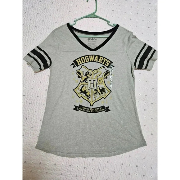 Harry Potter Womens Medium Gray Short Sleeve T-Shirt‎ HOGWARTS Crest Magic - Picture 1 of 6